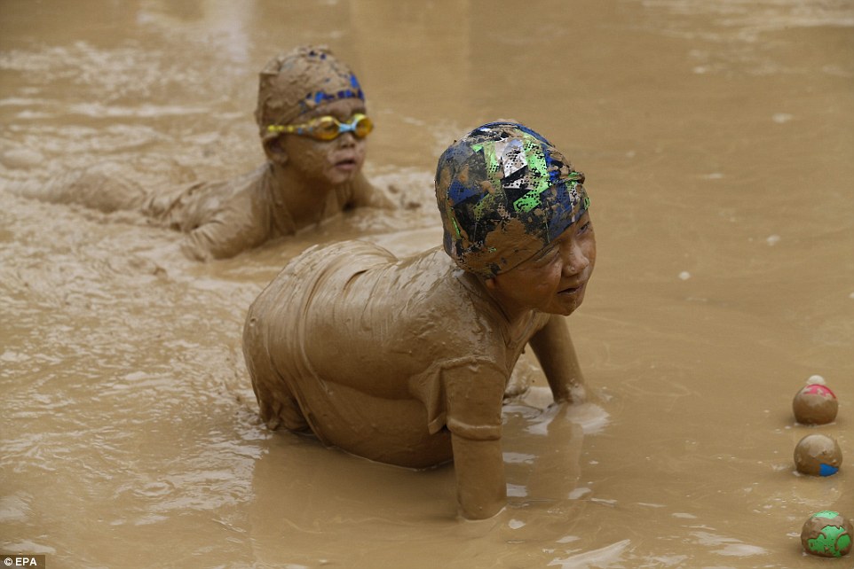 بەوێنە.. تۆپی پێی نێو قوڕولیتە لە جیهاندا بەرەو گەشەسەندن دەچێت